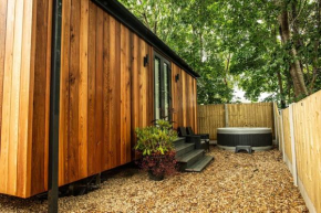 Newydd Lodge with private hot tub